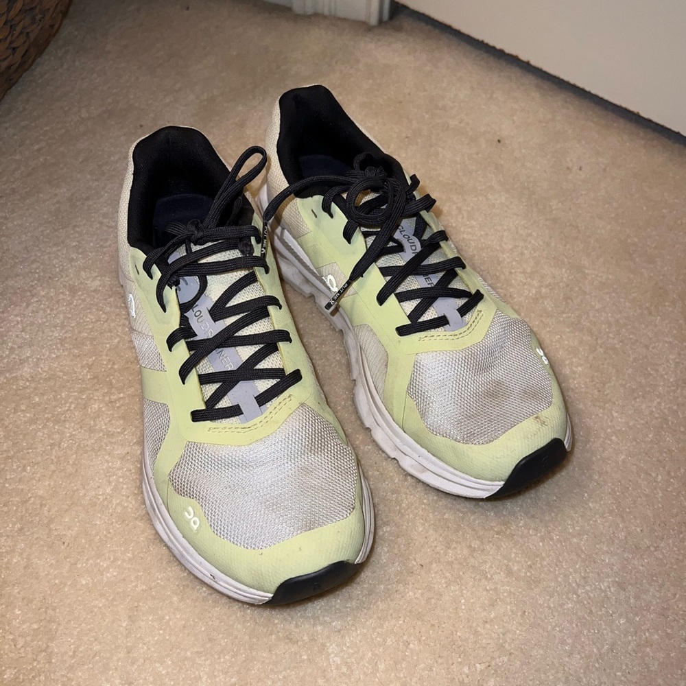 On Cloud Runner Slightly Worn 8.5 - image 2